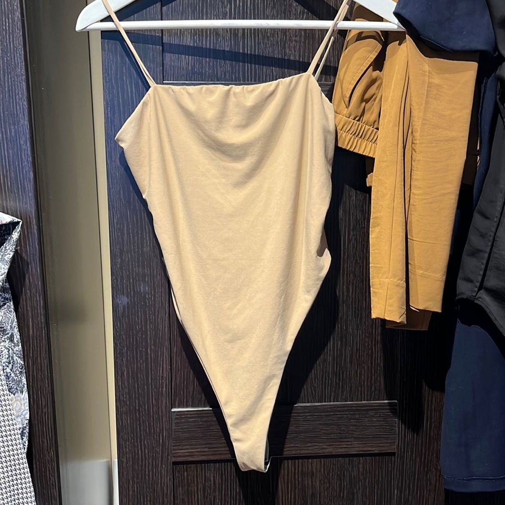 DASH (Kardashian brand) tan bodysuit with a clasp at the bottom. Size: Medium